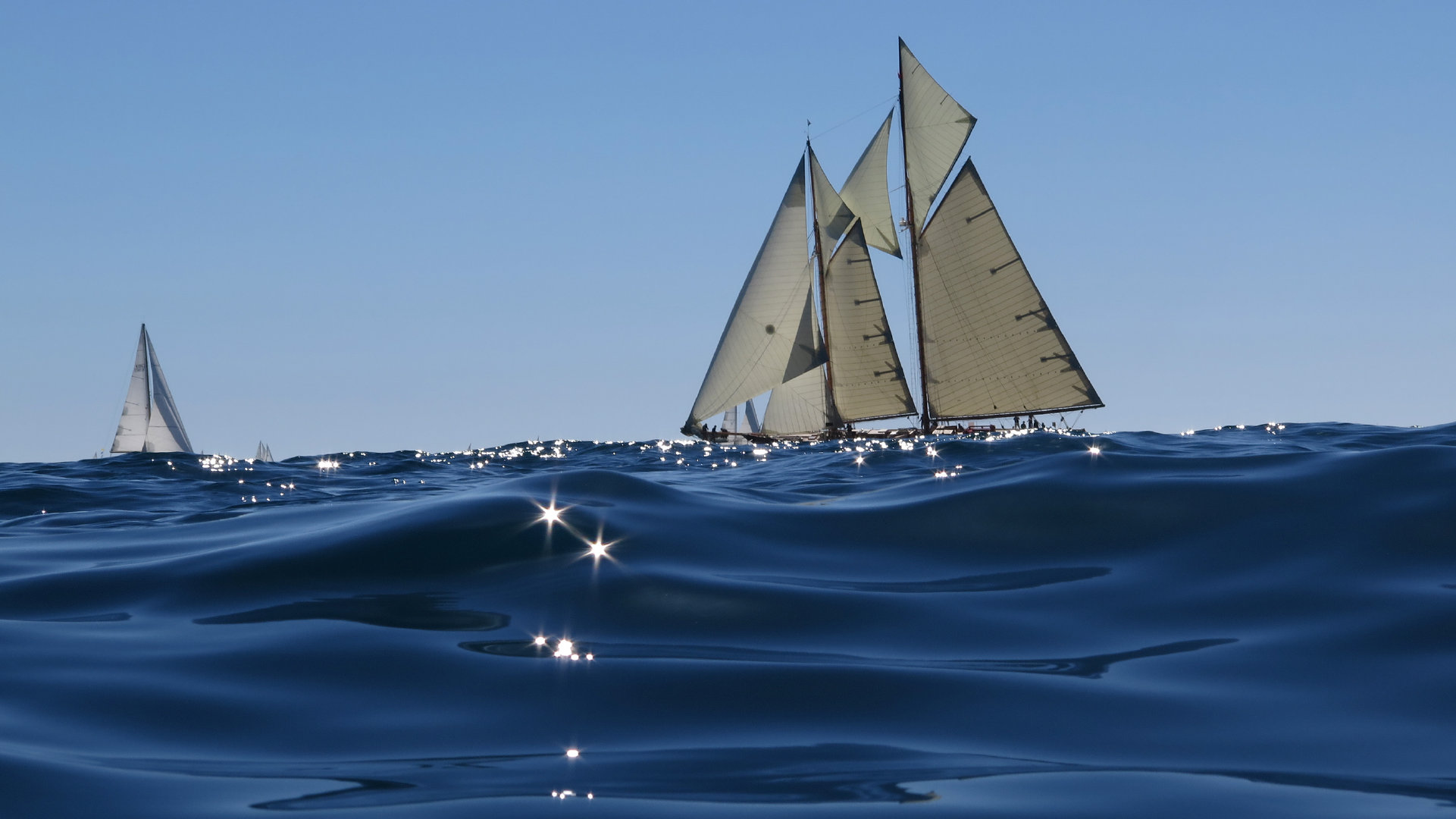 阳光在海中闪耀成为蓝色纹理的点缀