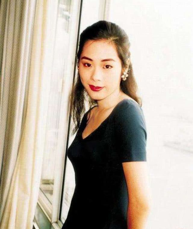 关淑怡又做了一个轰动的事情,和小22岁男演员李佳念谈恋爱,关淑怡还带