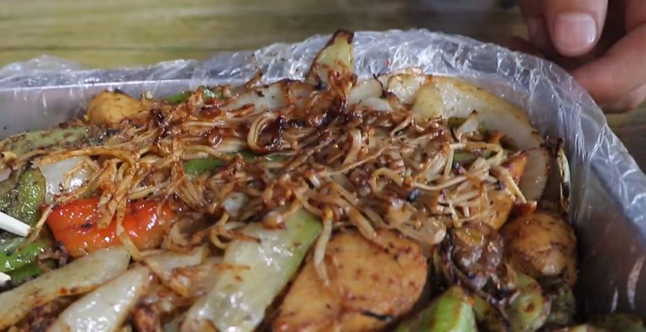 扶余一款特色美食,烤毛鸡五元钱有四个,坐满了人吃!