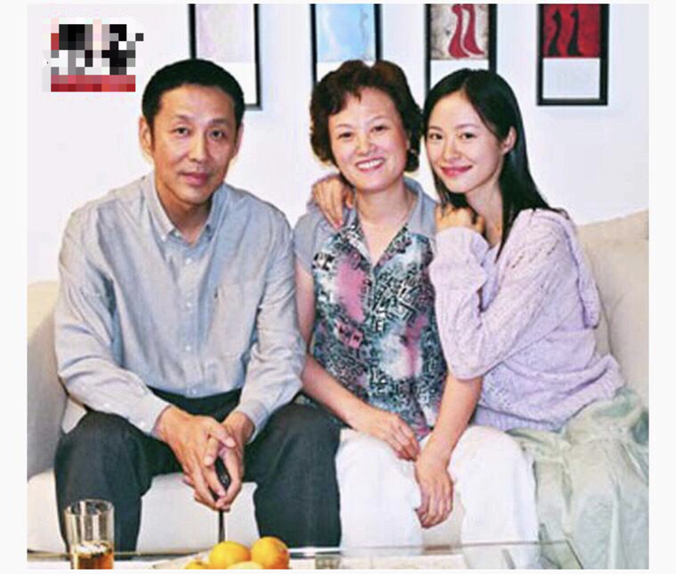 陈道明被曝做外公,33岁女儿陈格甜美如格格,曾被认为无人敢娶!