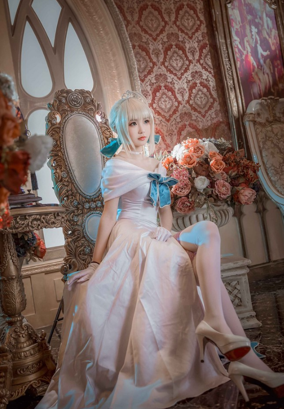 高中生cos潘德拉贡,意外带火"45度鞋",网友:模仿不来