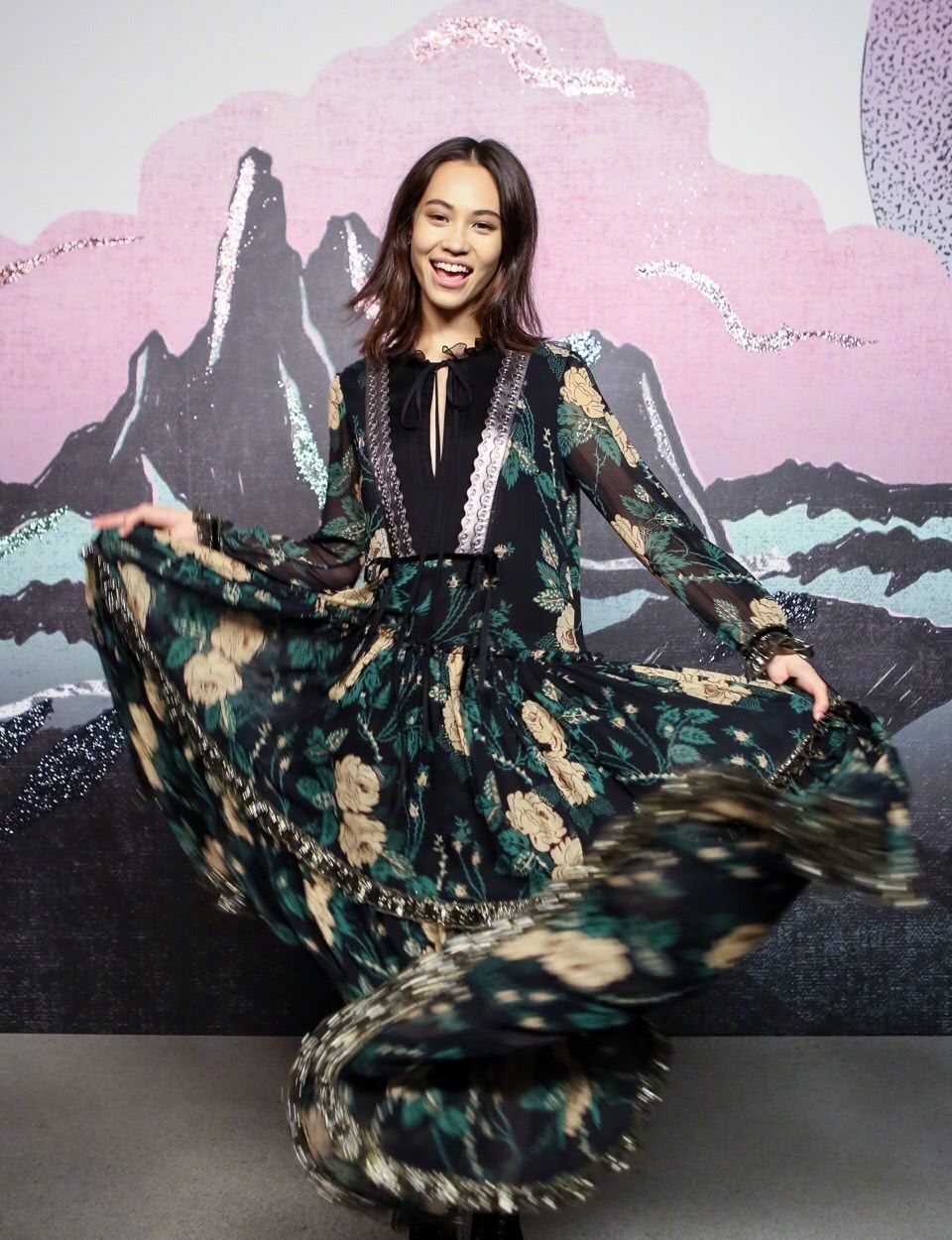 水原希子亮相活动,小卷发造型加烈焰红唇,镜头前模样欧美范十足