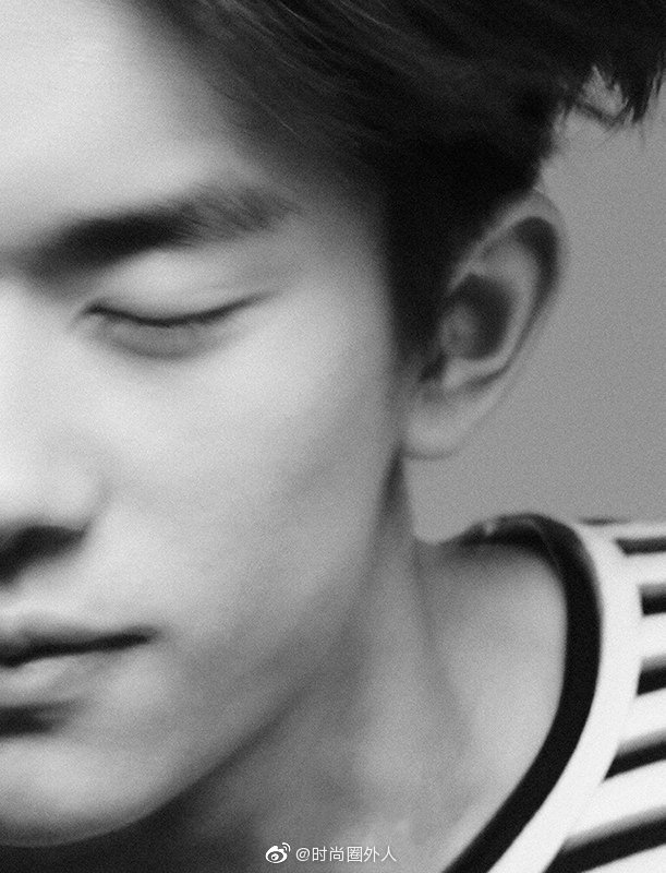 登 Vmagazine 封面成中国首位 先锋青年变身自由洒脱的随性少年 登 Vmagazine 封面成中国首位 先锋青年变身自由洒脱的随性少年