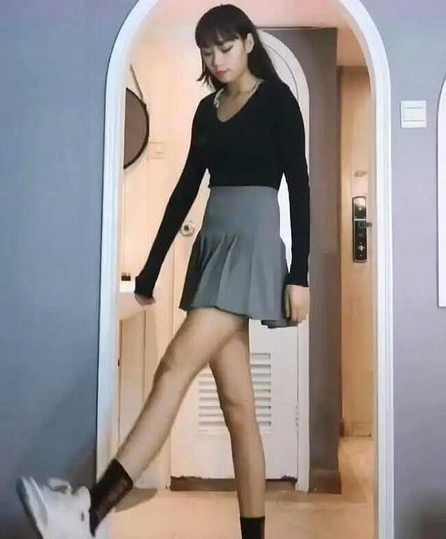 抖音小姐姐火了,仅凭一双大长腿让人羡慕,竹竿腿已经成为过去式