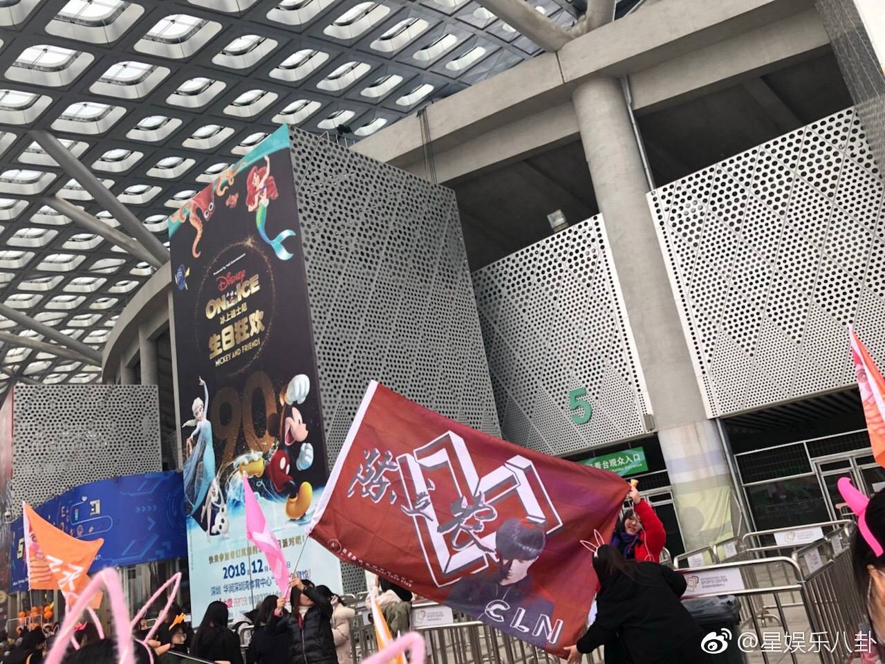 陈立农浙江卫视领跑2019演唱会粉丝场外应援承蒙遇见为农前行