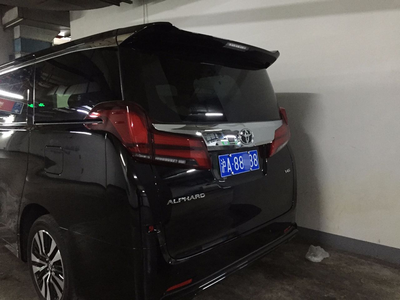 123万埃尔法,挂88对称车牌,比车值钱,原来在帕萨特上