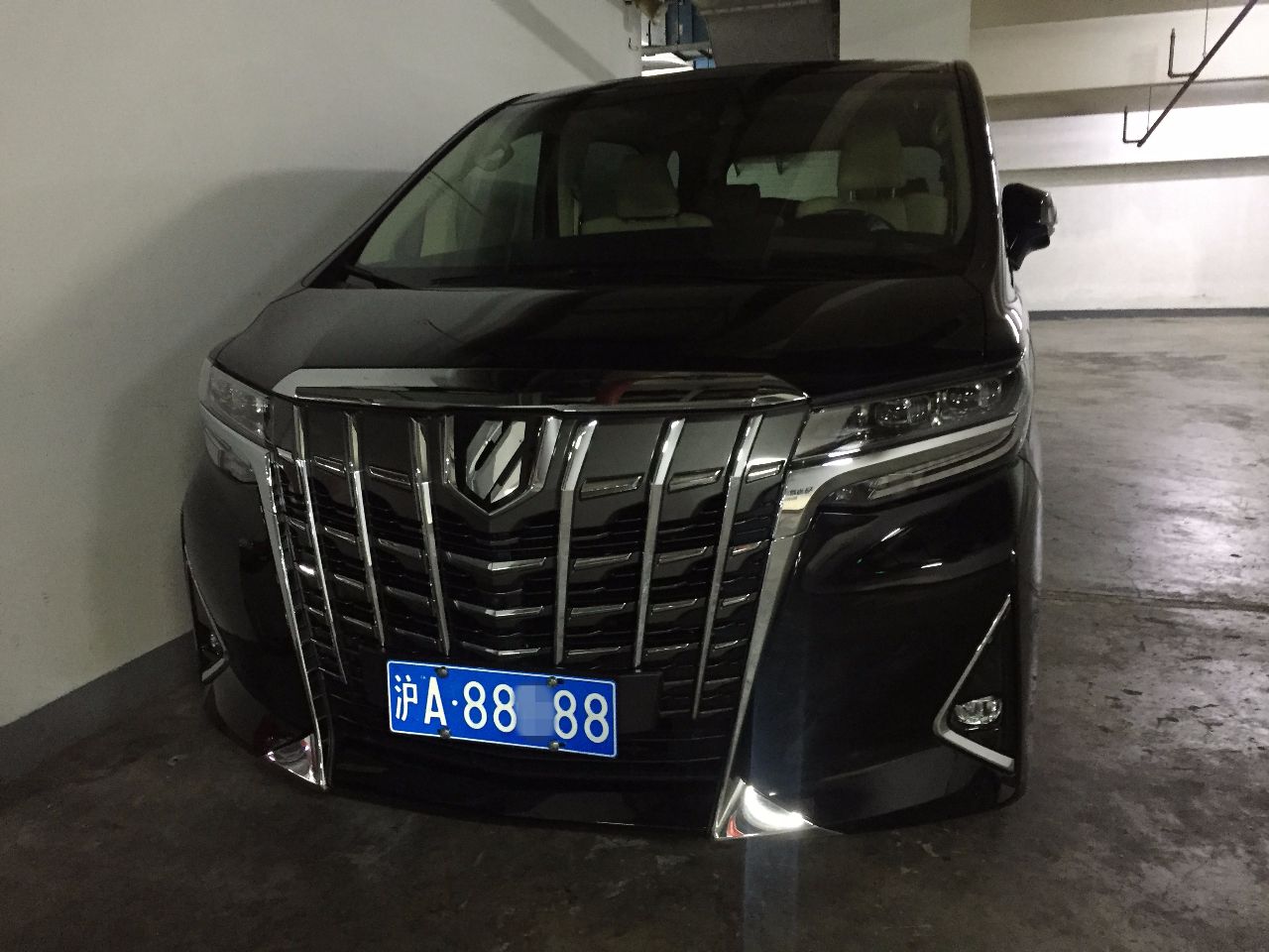 123万埃尔法,挂88对称车牌,比车值钱,原来在帕萨特上