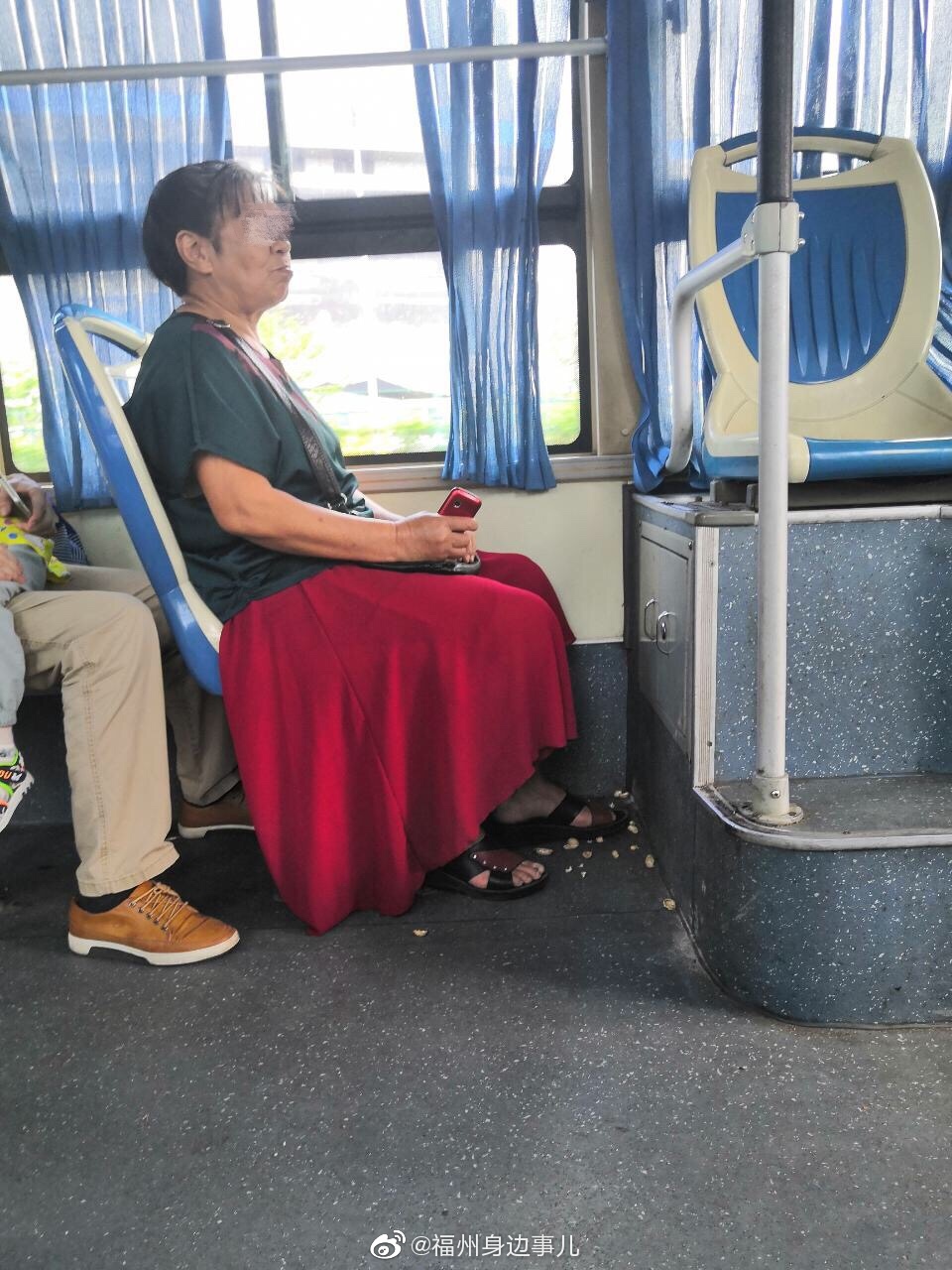 公交车上的不文明行为图片
