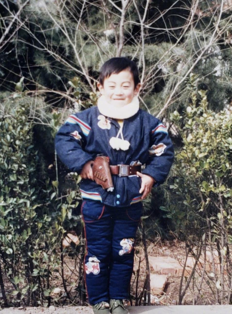 杜海涛披床单杨紫朱亚文军帽赵丽颖大红花你有同款童年照吗