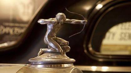 第一个,皮尔斯-箭头,这款车的车标是一个正在拉弓箭的小人,做工看上去