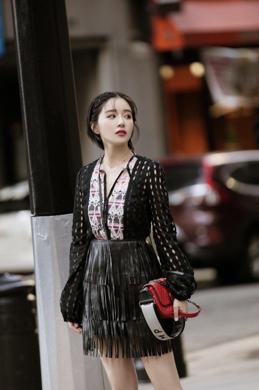 阚清子真是美得不像话印花衬衫搭配镂空外套飒爽高级魅力十足