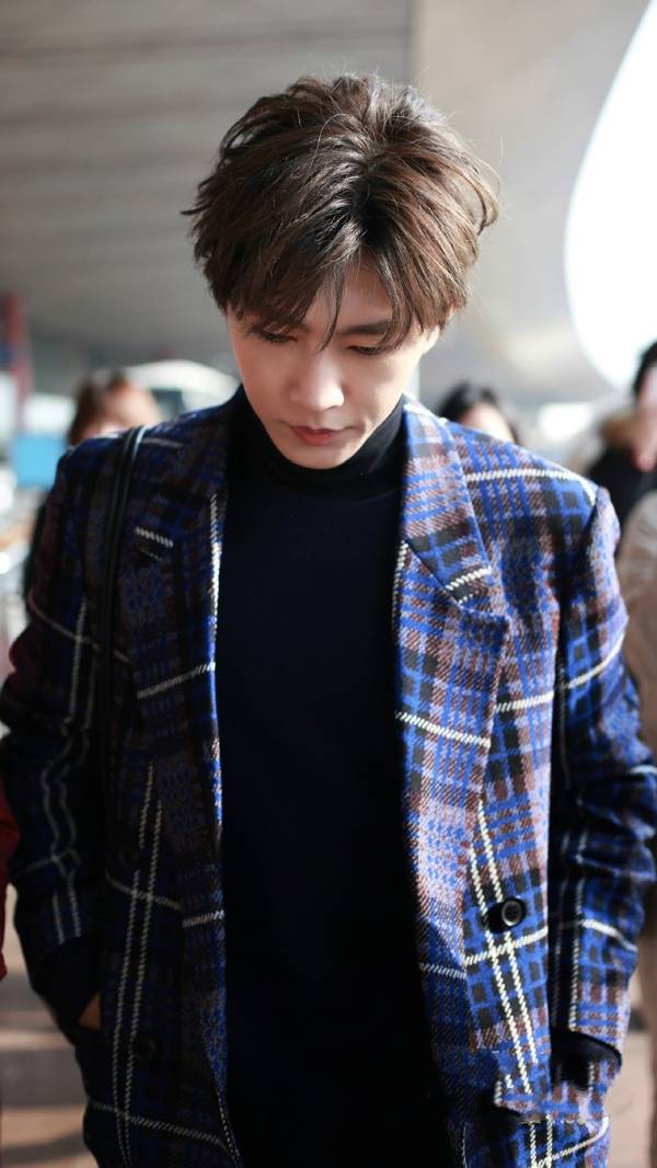 炎亚纶机场颜值暴击,穿着一款条纹绅士大衣,五官俊朗好帅气