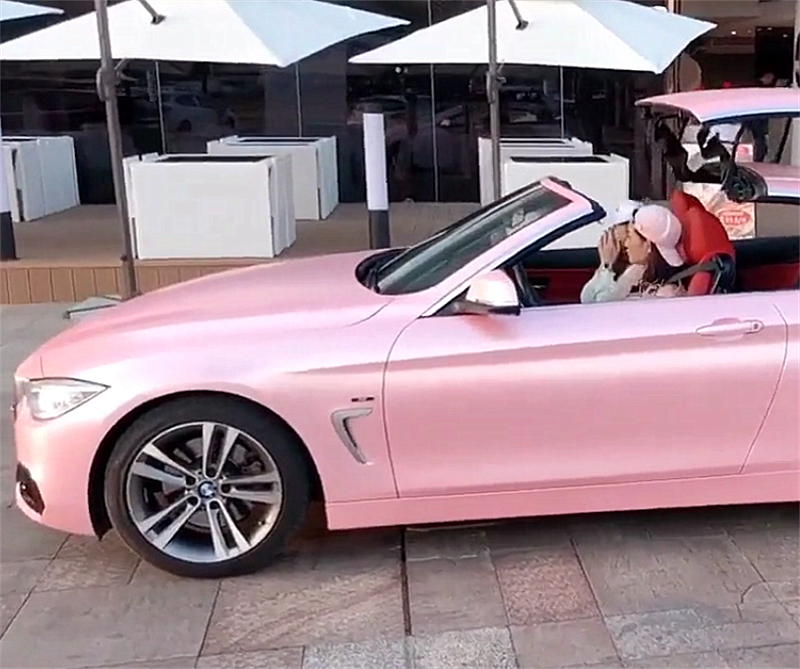 47万粉色宝马敞篷现街头看到女车主时都没心思看敞篷