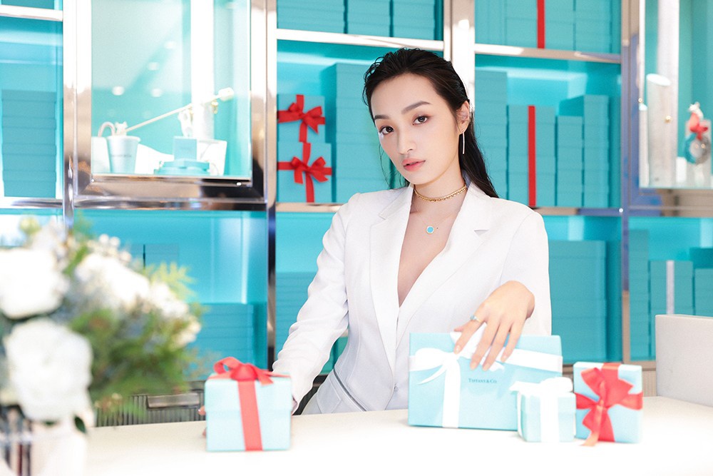 索朗美淇亮相开幕活动 修身西装大展优雅率性