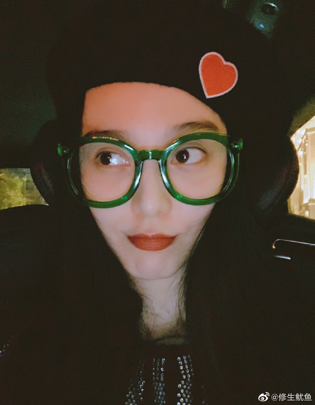 最新自拍 绿色圆框眼镜搭配心形贝雷帽俏皮减龄 高清图集 新浪网