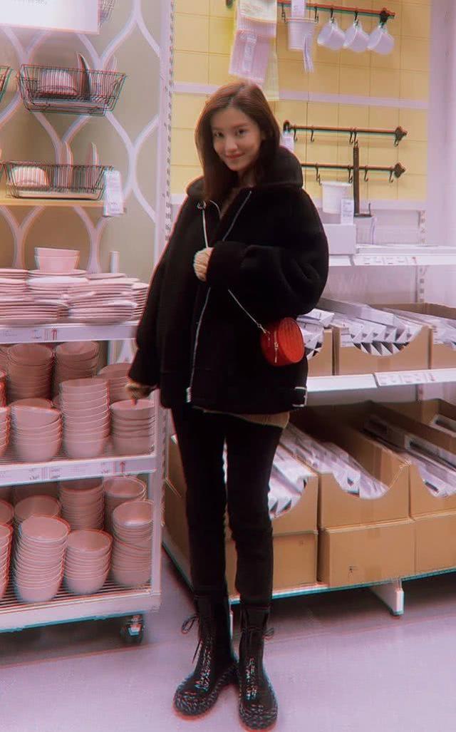 接着我们就一起来看看李沐宸其他得一些时尚穿搭得造型吧,这次晒出得