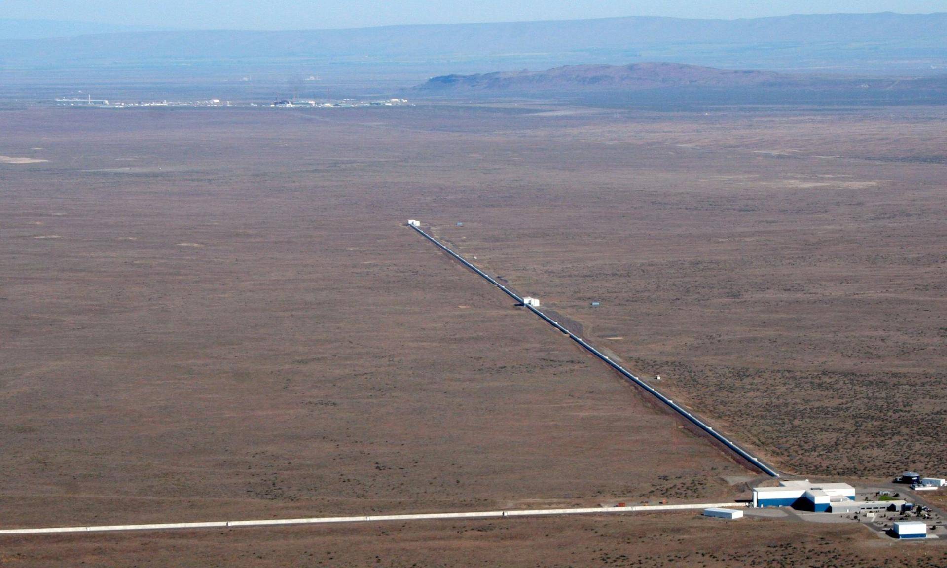 引力波探测器或可提供答案
