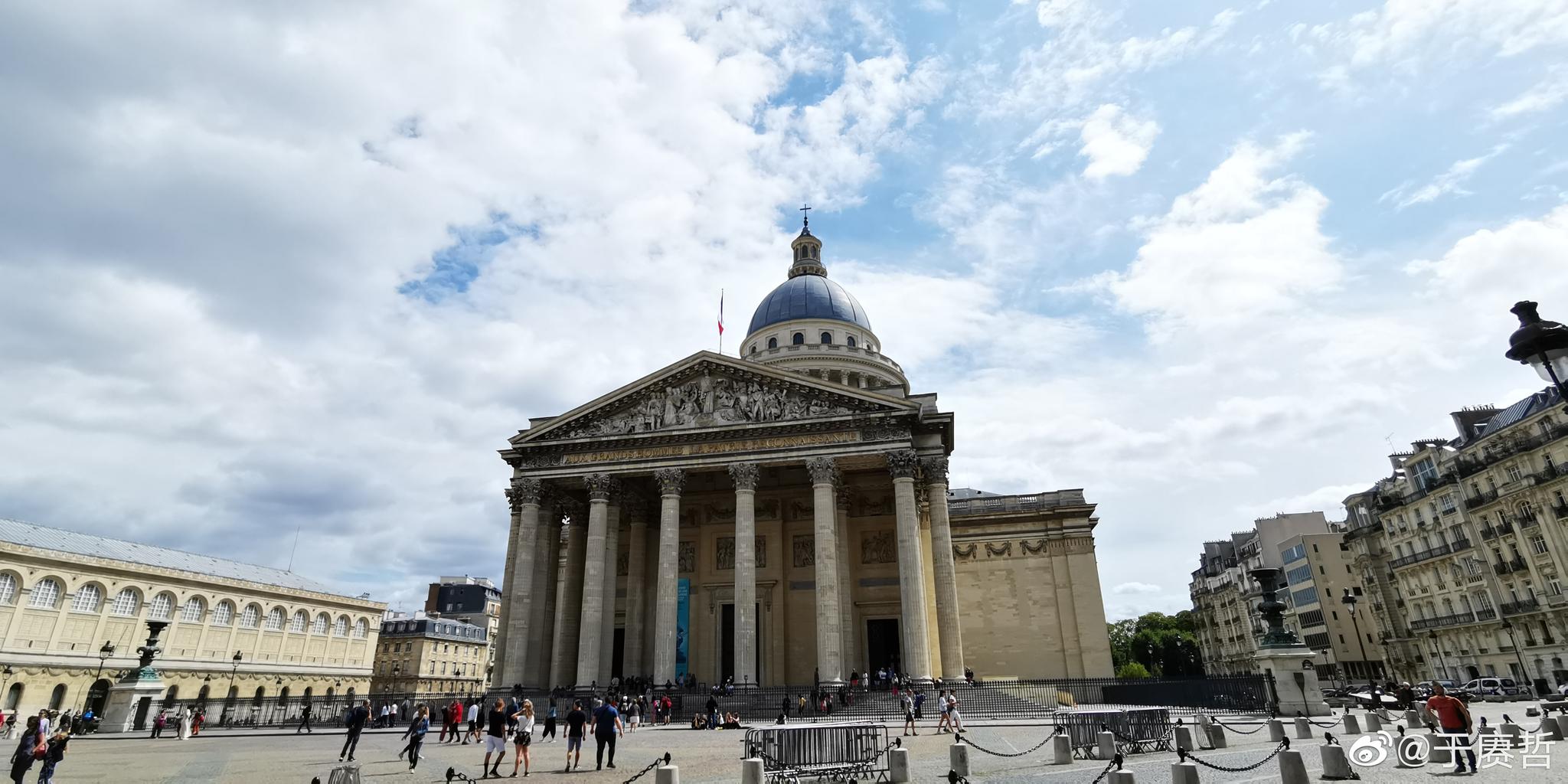 法国先贤祠伏尔泰和卢梭的棺椁隔着通道相对伏尔泰有雕像