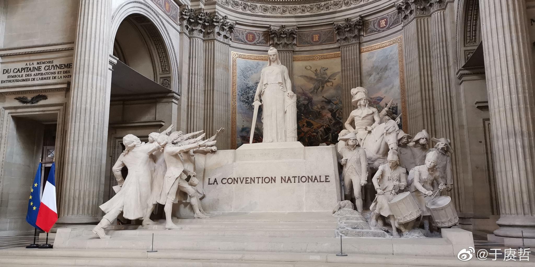 法国先贤祠伏尔泰和卢梭的棺椁隔着通道相对伏尔泰有雕像