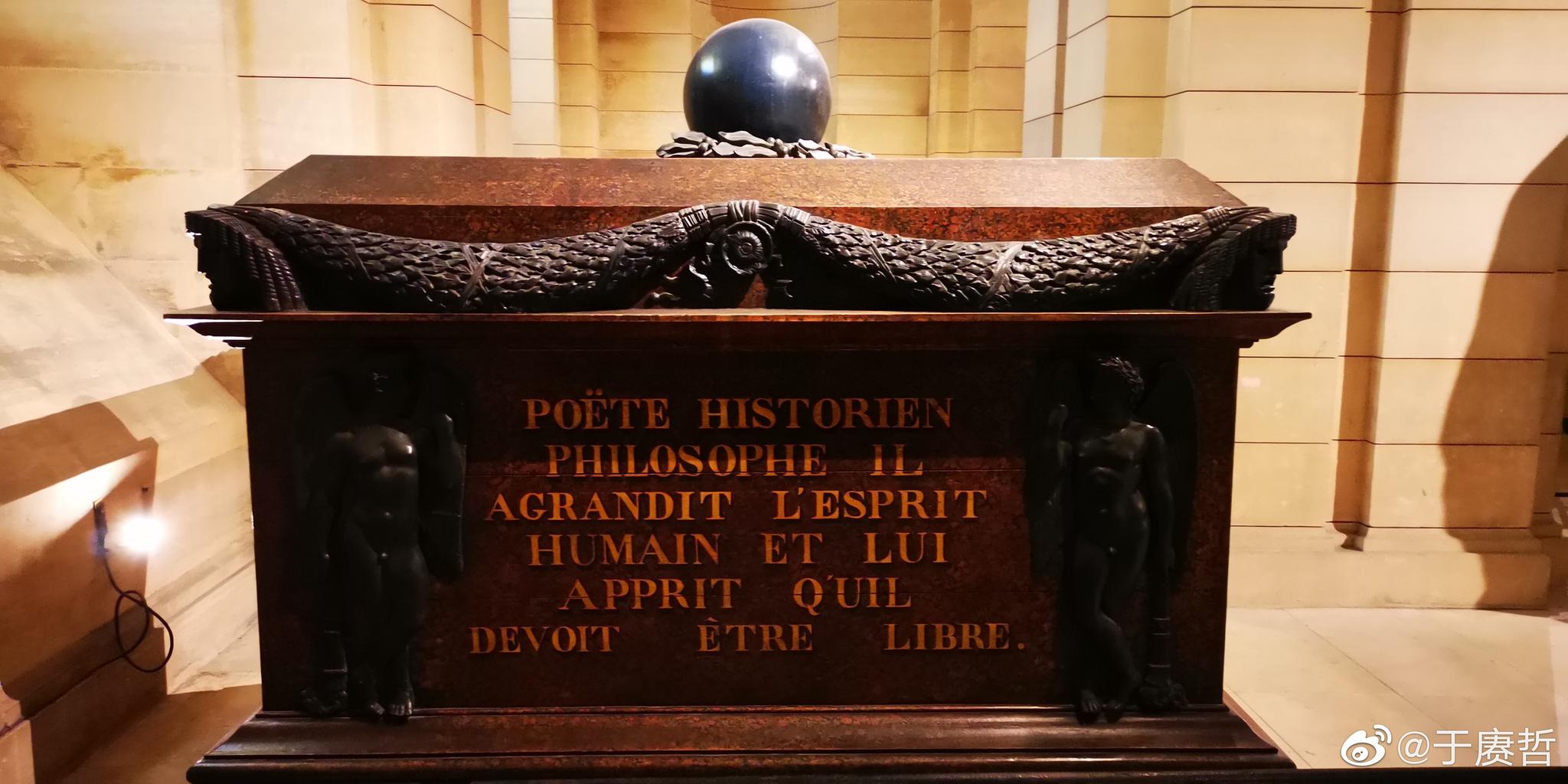 法国先贤祠伏尔泰和卢梭的棺椁隔着通道相对伏尔泰有雕像