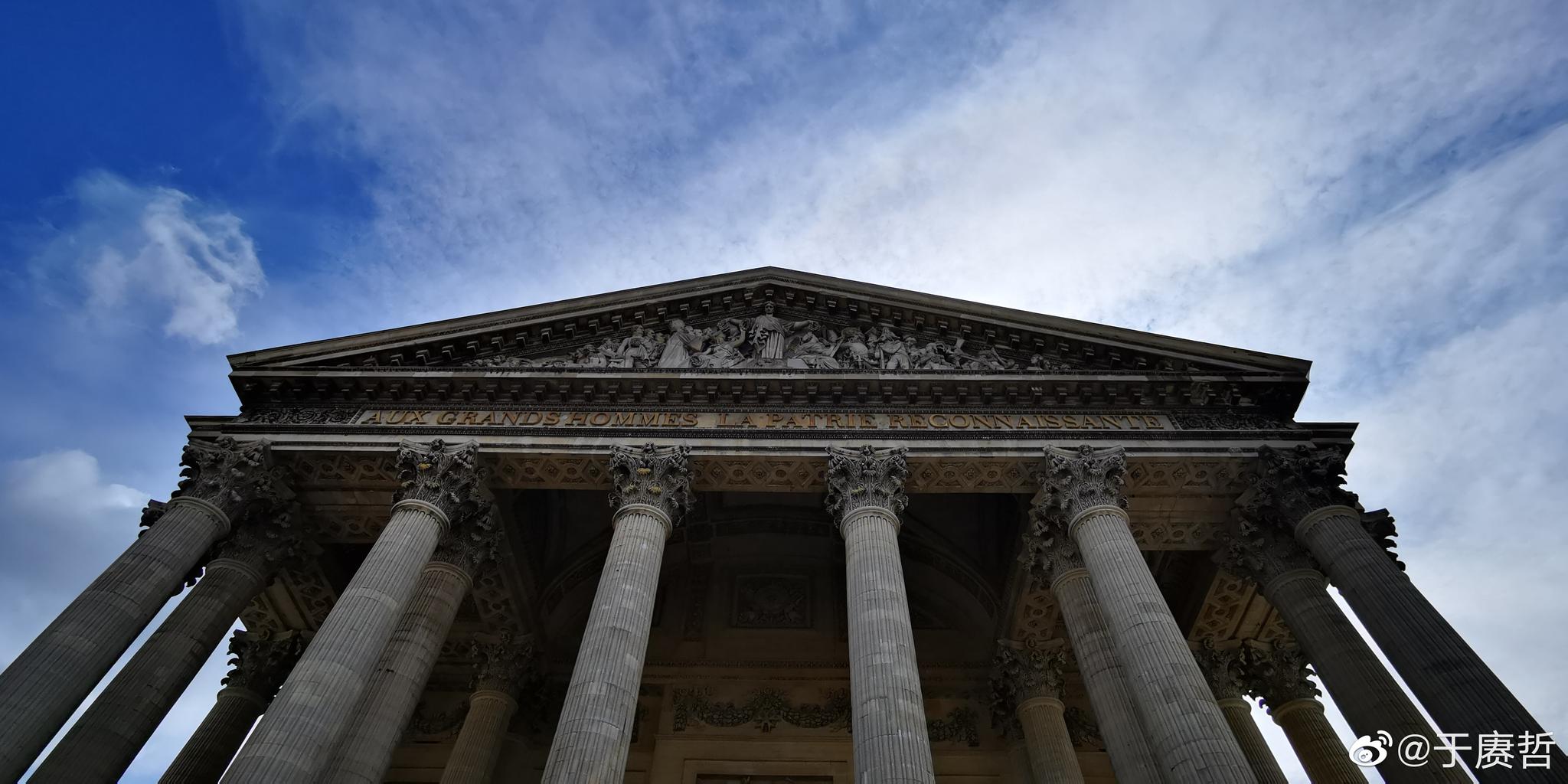 法国先贤祠伏尔泰和卢梭的棺椁隔着通道相对伏尔泰有雕像