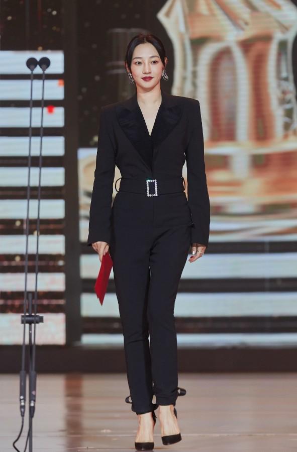 白百何身穿橙色西装亮相,玩起"下衣失踪",造型干练又性感!