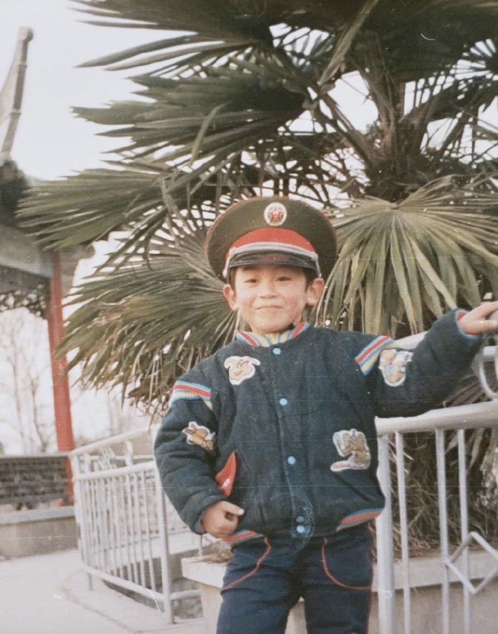 杜海涛披床单杨紫朱亚文军帽赵丽颖大红花你有同款童年照吗