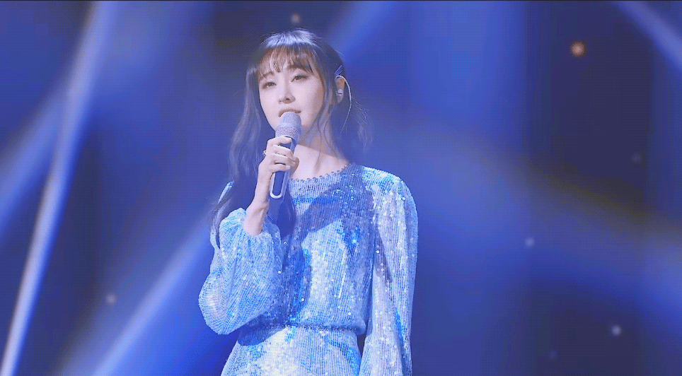 郑爽520w粉丝福利!舞台上的小爽闪闪发光,真的太美了_高清图集_新浪网