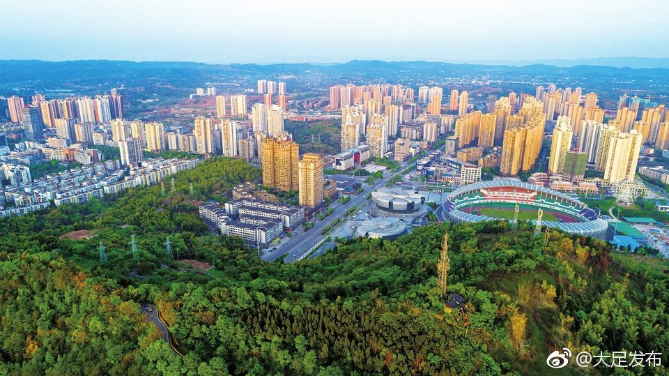 近日,绿树青山环绕下的棠城格外美丽.围绕"让森林走进大足