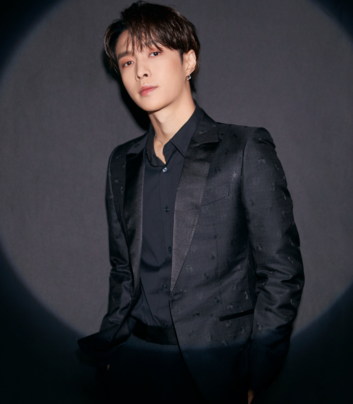 偶像明星张艺兴精美写真利落又潇洒诠释别样时尚