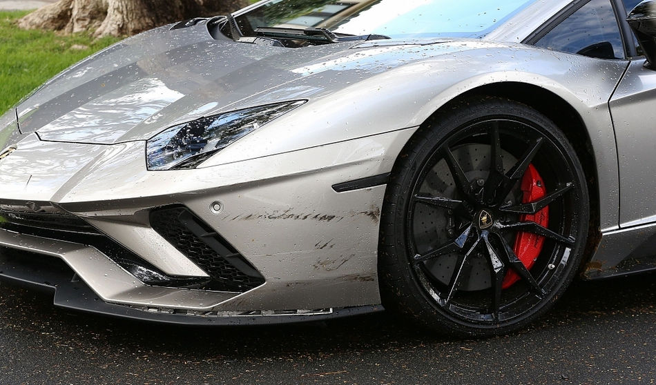 根据现场图片,可以看到跑车的车身上有十分明显的损伤,但比伯本人不在