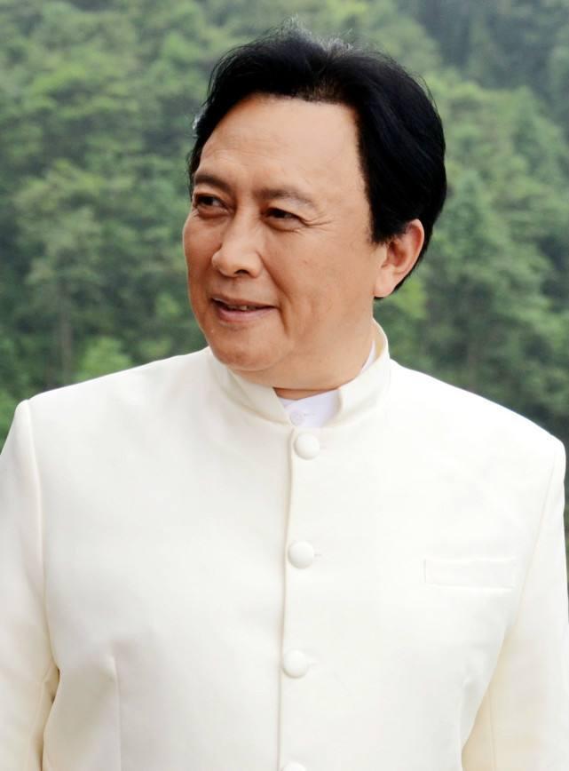 72岁郑少秋依旧挺拔如青松,头发乌黑,"真实面目"却是这样?