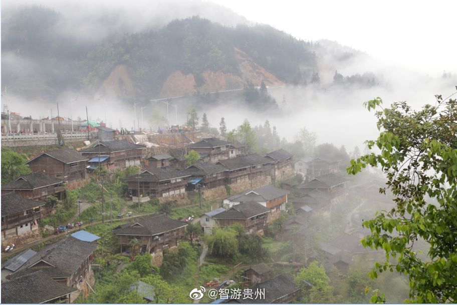 贵州省从江县加勉乡雾锁苗寨,缭绕山头,清晨的山川散发出层层云烟