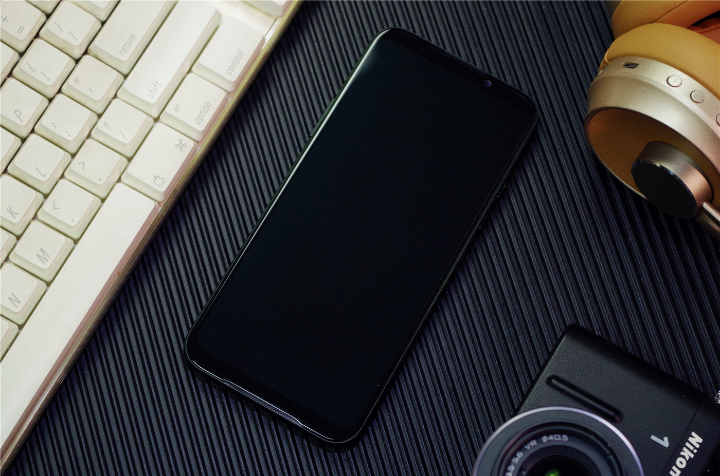 r角特写,可以看出过渡圆润,拿在手里手感舒适.