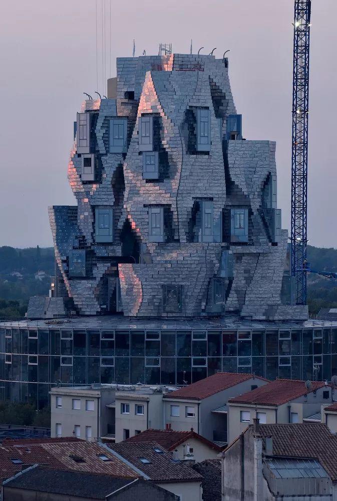普利兹克奖建筑师弗兰克盖里的不锈钢龙卷风建筑