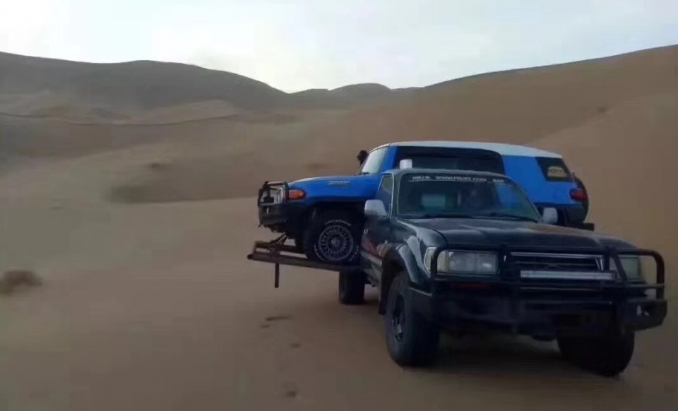 新疆沙漠里的丰田战车越野车出事了全找它跑一趟五千