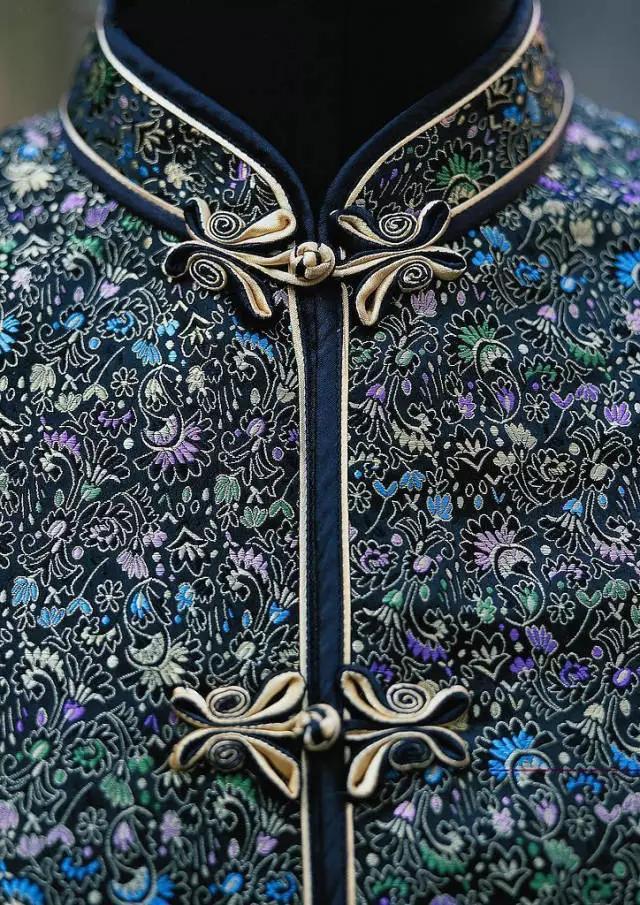 盘扣,也称为盘纽,或者纽结、纽绊。是传统服装中使用的一种纽扣_新浪新闻