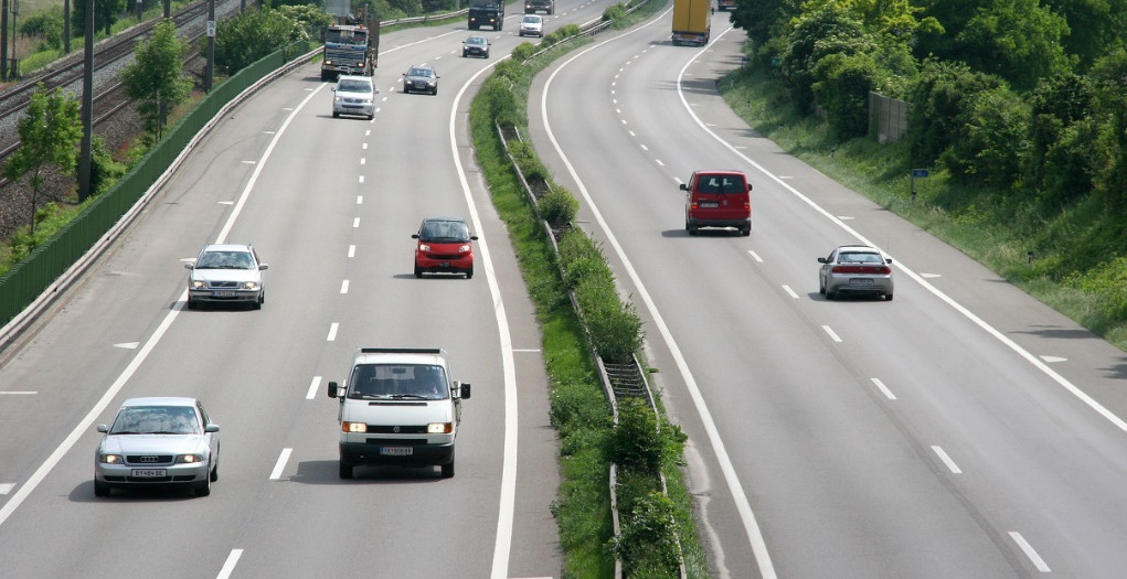 高速路上前車突然急剎車,到底該咋辦?交警只說了三個字!