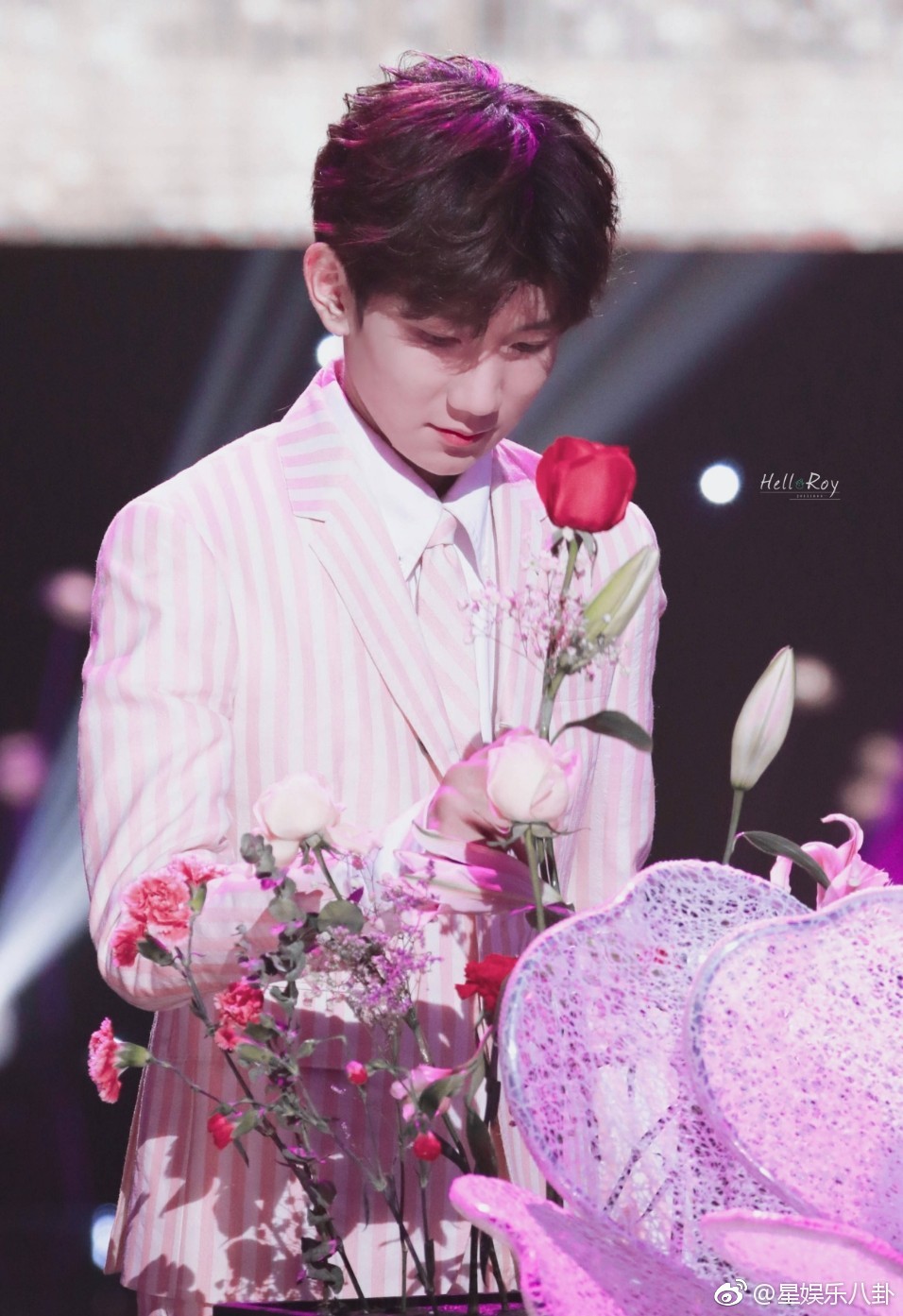 王源电影频道爱的接力饭拍图