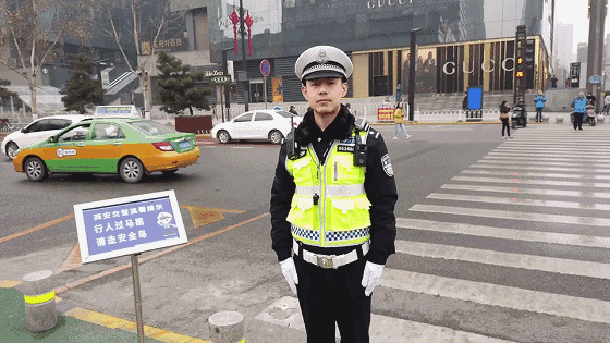 "车让人"手势,您选哪个?