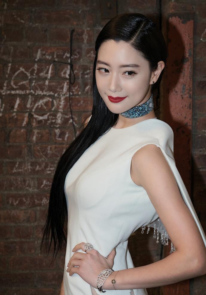 亚洲第一美女李成敏时装周近照, 镂空白色长裙, 长腿翘臀若隐若现