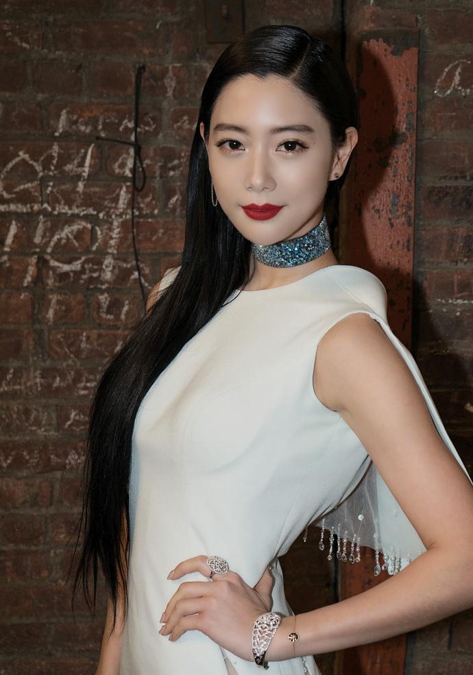 亚洲第一美女李成敏时装周近照, 镂空白色长裙, 长腿翘臀若隐若现