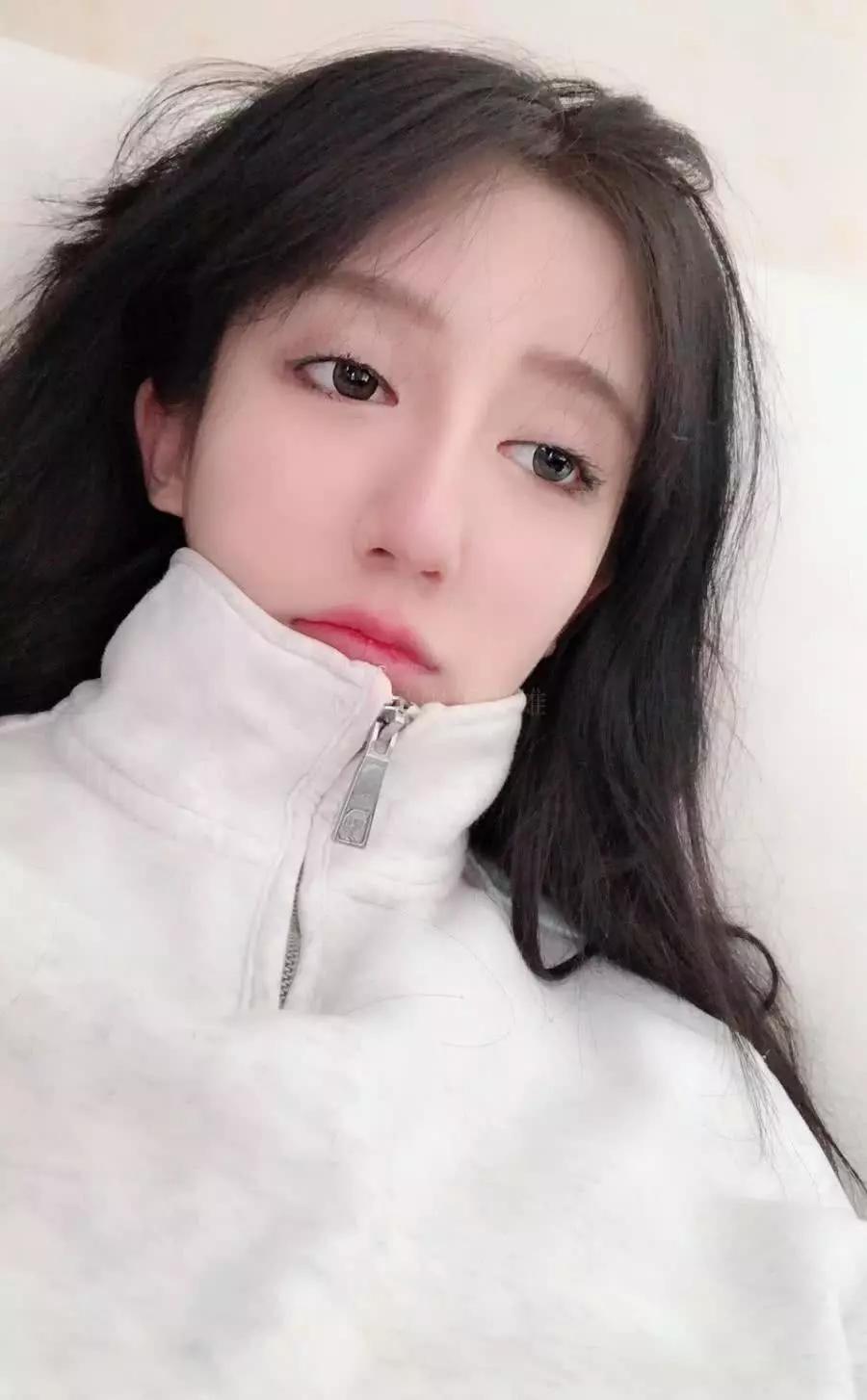 呆妹直播时妈妈忽然闯入,见阿姨颜值后,网友懵了:到底谁是女儿