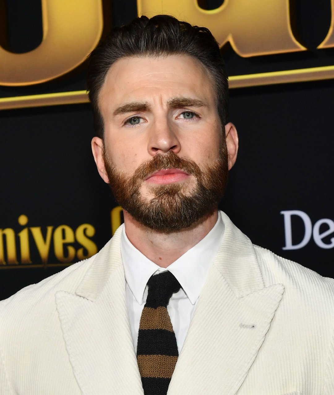 "桃总"克里斯·埃文斯亮相《利刃出鞘》北美首映礼红毯