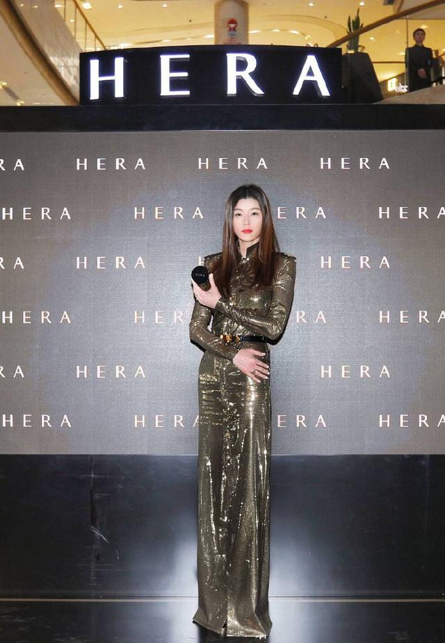 全智贤生完2胎到底胖了多少?穿金色长裙腹部赘肉明显,女神不再