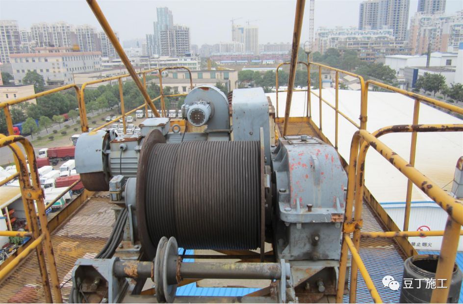 到最低点后,卷筒上钢丝绳容绳量不小于3圈塔吊钢丝绳报废的四大准则:a