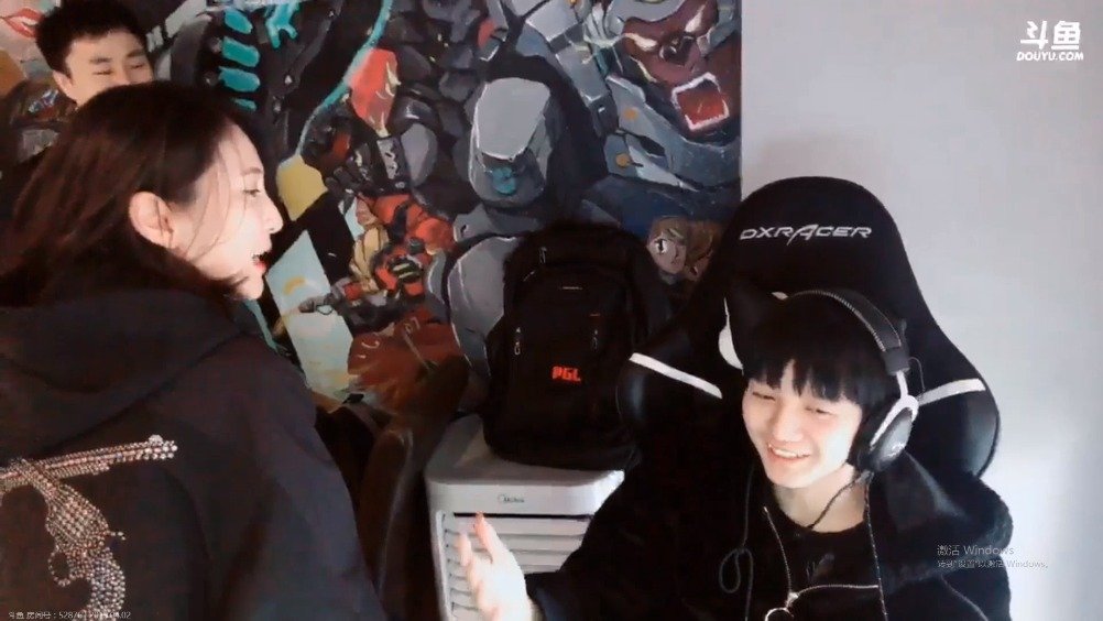 废物皮鞋接受兰酱采访!线上绿巨人 线下哈士奇!