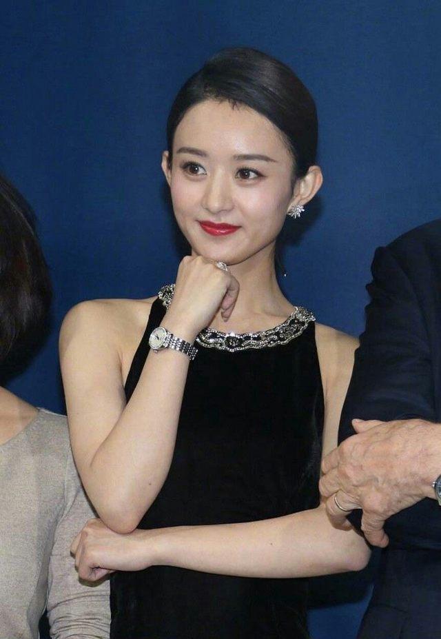 赵丽颖一身黑裙很美但发际线变了