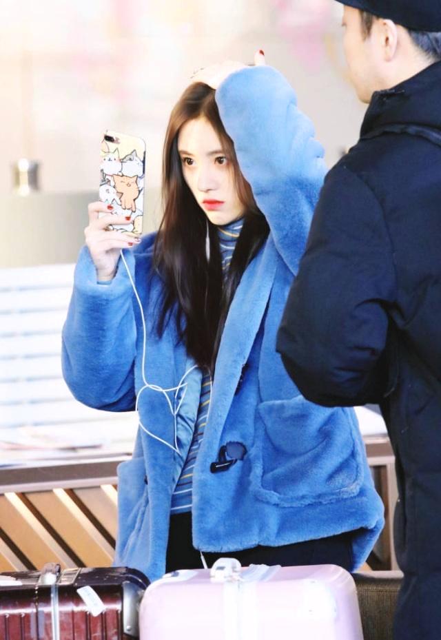 鞠婧祎机场照,蓝色毛绒外套配高领衫,展现教学式穿搭