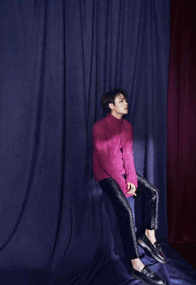 林彦俊现身米兰时装周,穿黑白撞色衬衫配西裤,大金链子超抢镜